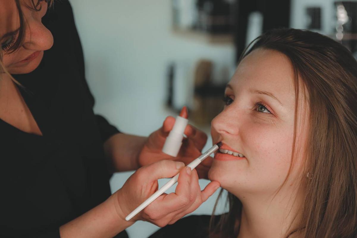 Nous vous dévoilons quelques clichés de notre shooting photo pour l'Institut Bénédicte Bayle.

Afin de redonner un vrai coup de boost aux réseaux sociaux de l’institut, nous avons pensé et réalisé un shooting photo pour mettre en avant les produits proposés à la vente.

Découvrez également derrière ces clichés, la mise en beauté que propose Bénédicte à l’aide de ces produits cosmétiques. 2