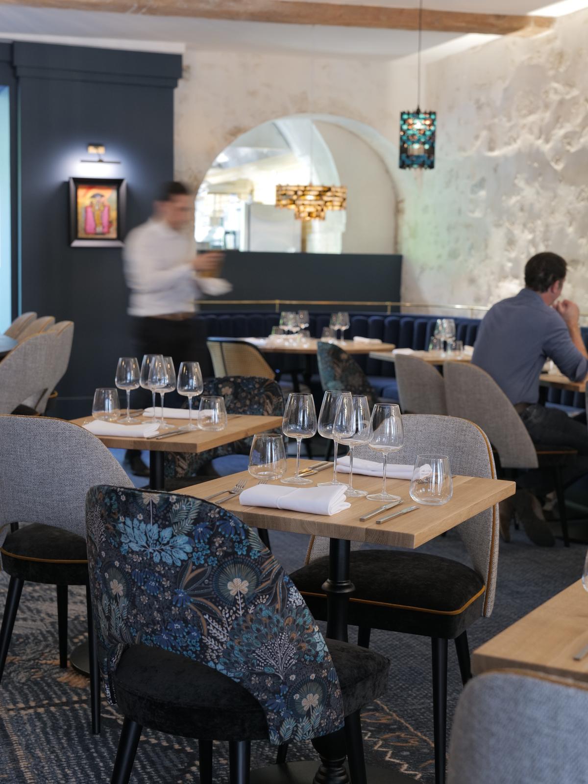 Nous sommes heureux de vous annoncer l’ouverture officielle du restaurant Arco.

Après plusieurs mois de travaux, menés par les équipe de DET Ingénierie au 43 rue du Minage, les chefs sont fin prêts à vous accueillir et éveiller vos sens.

Venez déguster une cuisine inspirée des 4 coins du monde dans une ambiance intimiste, imaginée par l’agence Option d'Intérieur.

Le Groupe Ameo est fier d’être co-propriétaire de ce restaurant aux côtés du Groupe Atalante, propriétaire de l’hôtel 5 étoiles la maison des Ambassadeurs, accoudé au restaurant. 0