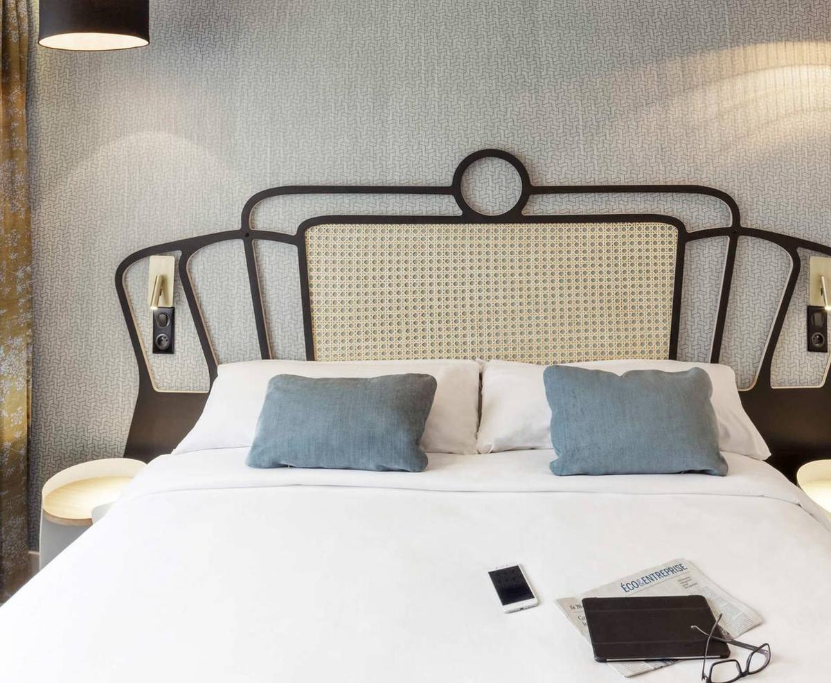 Notre équipe d’architectes d’intérieur vous invite aujourd’hui non loin de la ville lumière, à Orléans.

Plongez dans notre article et découvrez l’agencement, la décoration et la rénovation de l’hôtel Mercure Portes de Sologne. 

Une atmosphère verdoyante et épurée s’offre à vous pour faire le plein d’énergie.

https://bit.ly/3ESYWHa 3