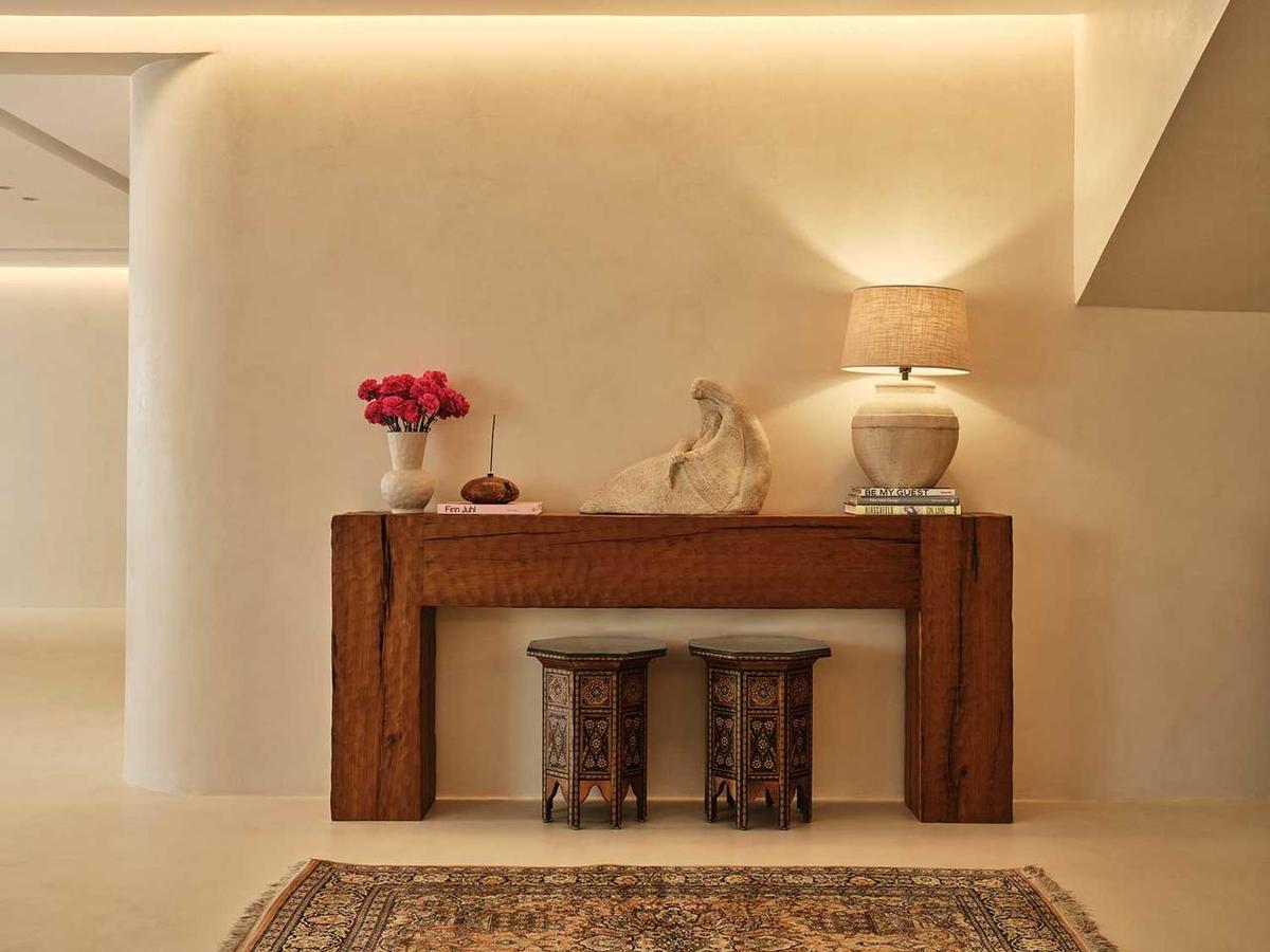 Esthétique et chaleureux, le tadelakt est originaire du Maroc. 

Cet enduit adopte plusieurs couleurs et possède des qualités imperméables.

Le tadelakt s'utilise en extérieur, dans nos pièces de vie ou même en salle de bain, afin d'apporter une touche de douceur et de dépaysement à votre intérieur.

https://bit.ly/3vySd0X 2