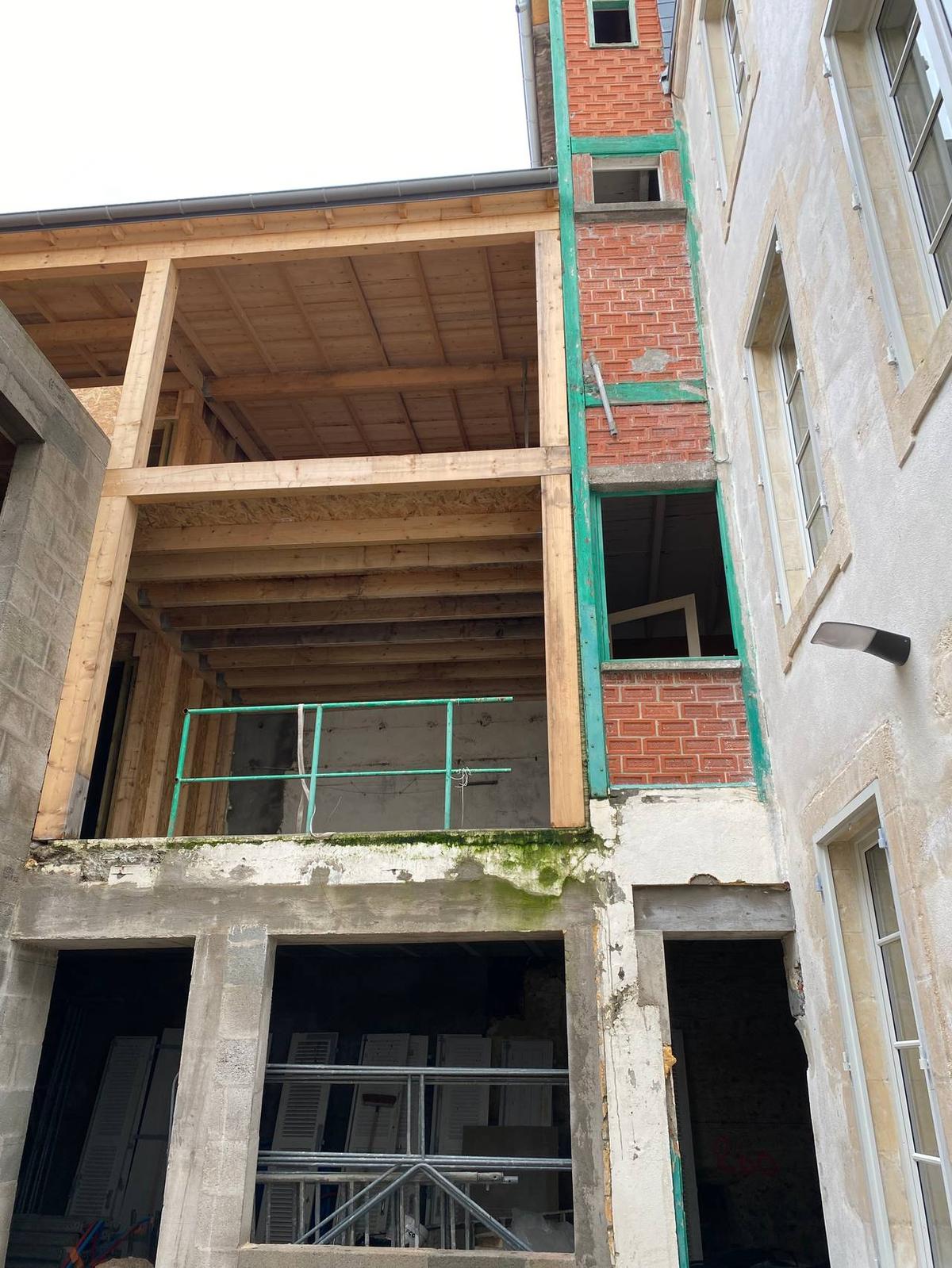 Le chantier en Loi Malraux se poursuit dans les bâtiments du 37 Rue Gambetta. Depuis plusieurs mois, notre équipe réalise le projet de rénovation lourde de 3 bâtiments accueillant 9 logements en plein coeur du centre ville de La Rochelle.

Le bâtiment C a été livré courant décembre 2021 et les travaux des appartements des bâtiments A et B suivent leur cours.

Le bâtiment B dispose à ce jour d’une surélévation qui accueillera 2 appartements. La particularité de ce bâtiment se trouve sur la partie droite de celui-ci. En effet, les briques charentaises seront conservées afin de préserver le cachet de la bâtisse dans le respect des ABF.

En ce qui concerne le bâtiment A, l’appartement T3 situé au premier étage dispose d’une entrée privative au rez-de-chaussée ainsi que d’un escalier d’époque conservé et rénové qui sera éclairé par un superbe toit verrière.

D’une superficie totale de 98 m2, l’appartement disposera également de fenêtres type atelier donnant sur l’escalier et le salon sera ouvert sur l’extérieur et la rue Gambetta. 0