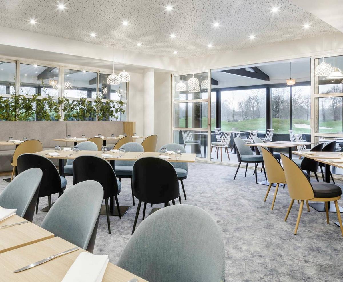 Notre équipe d’architectes d’intérieur vous invite aujourd’hui non loin de la ville lumière, à Orléans.

Plongez dans notre article et découvrez l’agencement, la décoration et la rénovation de l’hôtel Mercure Portes de Sologne. 

Une atmosphère verdoyante et épurée s’offre à vous pour faire le plein d’énergie.

https://bit.ly/3ESYWHa 1