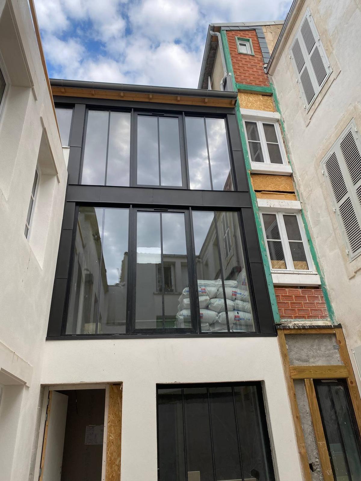 Le chantier en Loi Malraux se poursuit dans les bâtiments du 37 Rue Gambetta. Depuis plusieurs mois, notre équipe réalise le projet de rénovation lourde de 3 bâtiments accueillant 9 logements en plein coeur du centre ville de La Rochelle.

Le bâtiment C a été livré courant décembre 2021 et les travaux des appartements des bâtiments A et B suivent leur cours.

Le bâtiment B dispose à ce jour d’une surélévation qui accueillera 2 appartements. La particularité de ce bâtiment se trouve sur la partie droite de celui-ci. En effet, les briques charentaises seront conservées afin de préserver le cachet de la bâtisse dans le respect des ABF.

En ce qui concerne le bâtiment A, l’appartement T3 situé au premier étage dispose d’une entrée privative au rez-de-chaussée ainsi que d’un escalier d’époque conservé et rénové qui sera éclairé par un superbe toit verrière.

D’une superficie totale de 98 m2, l’appartement disposera également de fenêtres type atelier donnant sur l’escalier et le salon sera ouvert sur l’extérieur et la rue Gambetta. 1