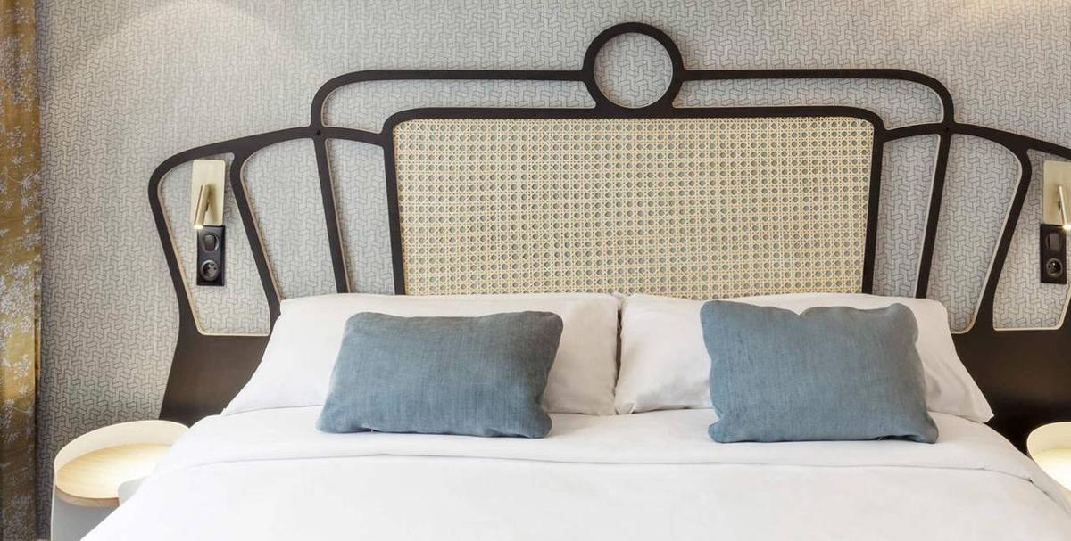 De retour dans les tendances déco, le cannage s'offre une place de choix dans nos intérieurs. Canapé, fauteuils, tête de lit, chaises cannage... 

Toutes les excuses sont bonnes pour intégrer ce matériau naturel et sophistiqué dans notre déco. 

Découvrez comment donner une ambiance à la fois bohème et chic à votre décoration intérieure grâce au cannage 👉🏼 https://bit.ly/3MsCrfe 3