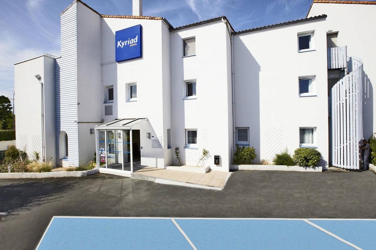 Notre équipe de maîtres d’oeuvre contribue au projet de rénovation d’un établissement hôtelier à La Rochelle aux côtés de l’agence @optiondinterieur. 

Pour ce projet, nos missions sont la rénovation des chambres, des salles de bain et des services généraux du rez-de-chaussée.9 corps d’états seront  mobilisés sur ce projet d’une superficie de 2500m2 qui s’achèvera courant de l’année 2023.

Découvrez toute notre expertise ci-dessous : https://bit.ly/3B2kxNN 0
