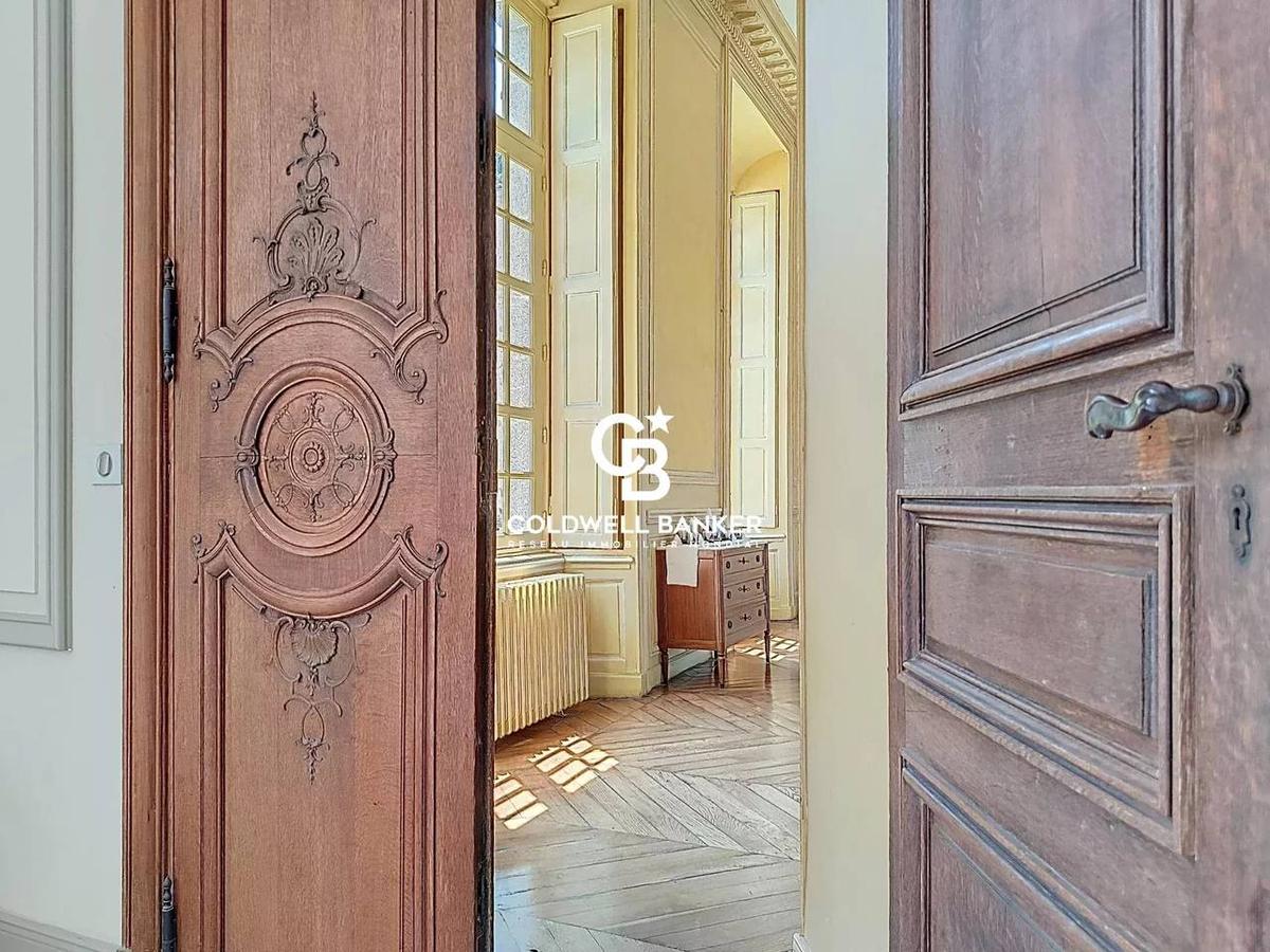 Là où l’Histoire rencontre la Nature : un Château en Harmonie avec son Temps 9