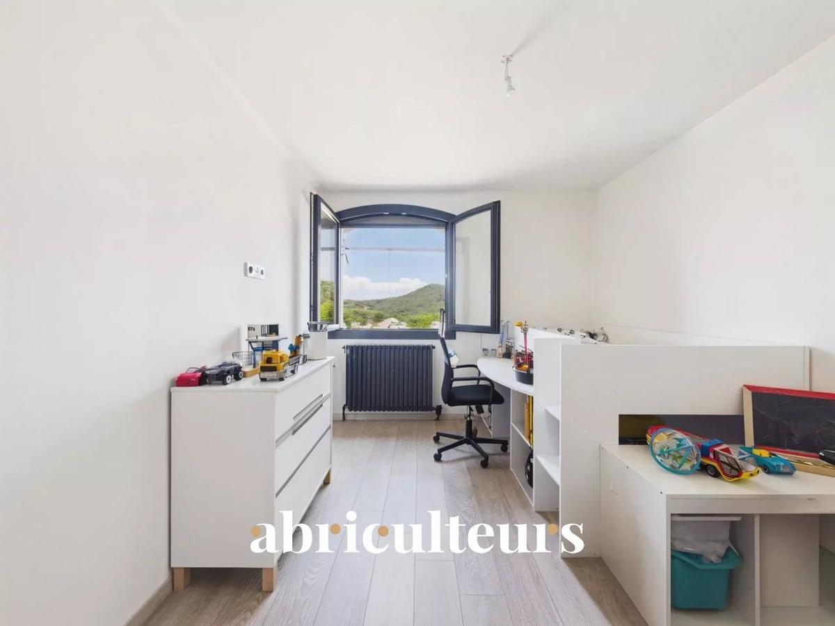 T4 avec terrasses, garage et vue dégagée – Rognes 16